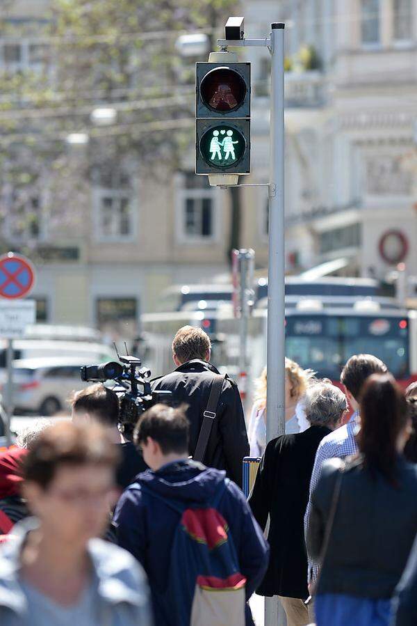 Und nun experimentiert auch Wien mit den Fußgängerampeln: An 49 ausgewählten Ampelstandorten zeigen nicht mehr nur eine, sondern gleich zwei Figuren Gehen oder Stehen an. Anlässlich des bevorstehenden Life Balls, des Song Contests und der Regenbogenparade gibt es drei Sujets: Ein Paar aus Mann und Frau, zwei Frauen sowie zwei Männer - jeweils mit einem Herzchen.