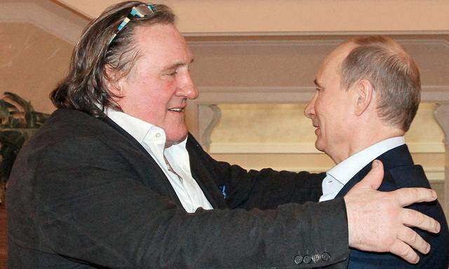 Putin uebergibt Depardieu russischen