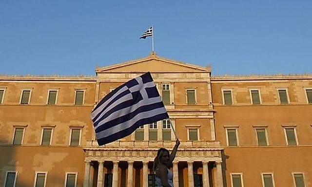 Archivbild: Eine Griechin schwenkte bei einer Demo in Athen die Flagge ihres Landes.