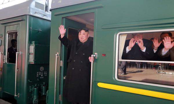 Und zum zweiten Gipfel mit US-Präsident Donald Trump nahm Kim Jong-un erneut den Zug. 4.500 Kilometer weit rollt der Zug über China nach Hanoi in Vietnam. Hier winkt der Diktator noch einmal in die herbeigekarrte Menge vor seiner Abfahrt.