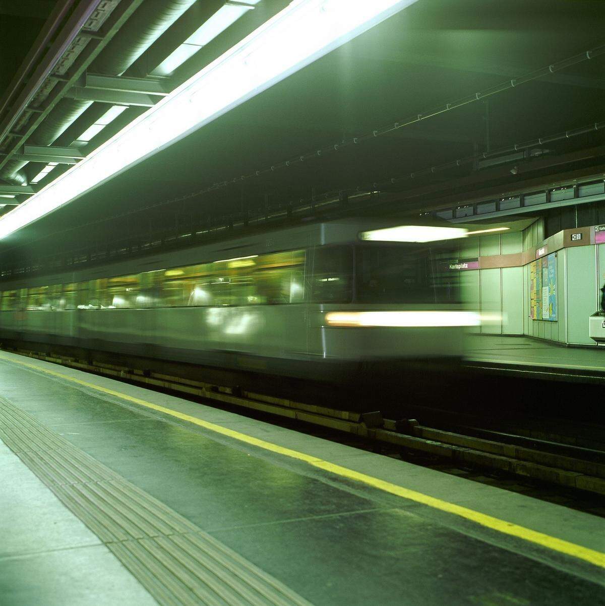 Als die U2 nur zwischen Karlsplatz und Schottenring verkehrt und noch liebevoll "Grottenbahn" genannt wurde, waren dort auch Garnituren mit nur zwei Doppelwagen als Kurzzüge unterwegs. Das fand mit der Verlängerung der U2 Richtung Norden ein Ende.