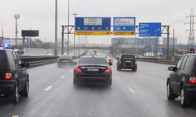 Auf dem Weg zu Putin: Kanzler Karl Nehammer im Konvoi in Begleitung von Sicherheitsfahrzeugen auf der Fahrt vom Flughafen in das Stadtzentrum von Moskau.