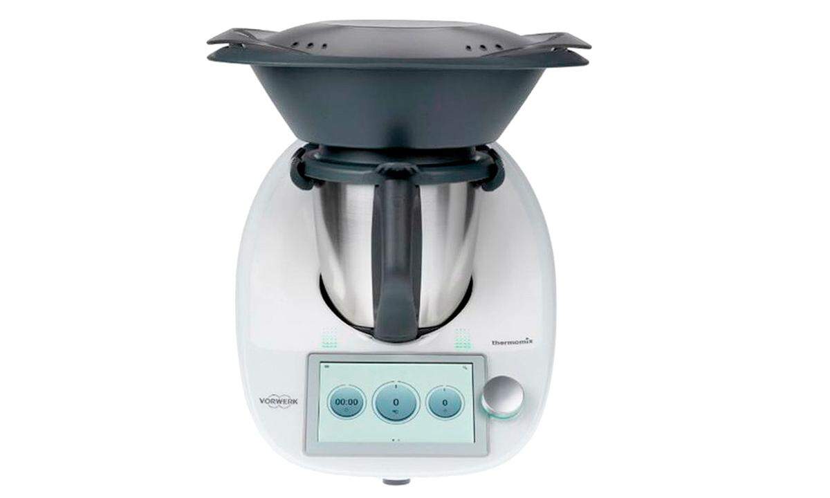 Der sechste Thermomix sorgte bei seiner Ankündigung im März für Unmut – ausgerechnet unter den treuen Thermomix-Kunden, und zwar jenen, die erst kürzlich das Vorgängermodell erworben hatten und sich durch die überraschende Einführung des TM6 um die Vorzüge des neuen Modells betrogen sahen. Was genau die Geräte aus dem Hause Vorwerk, und speziell das neueste Modell, so besonders macht? Der Thermomix ist der unbestrittene Alleskönner unter den Küchenhelfern. Er rührt, mischt, knetet, wiegt und schneidet nicht nur, er erwärmt die Speisen auch gleich. Gerade bei letzterer Funktion hat der TM6 seinem Vorgänger einiges voraus. Er kann nicht nur garen, sondern nun auch herzhaft anbraten. Auf der anderen Seite ist der neue Thermomix mit Sous-Vide- und Slow-Cooking-Modi auch für moderne Kochtrends gerüstet. Eine Einstellung für eigenes Joghurt ist ebenfalls neu. Und das alles ist mittels größerem Display nun noch bequemer zu steuern. Vorbestellbar um 1359 Euro. thermomix.vorwerk.at