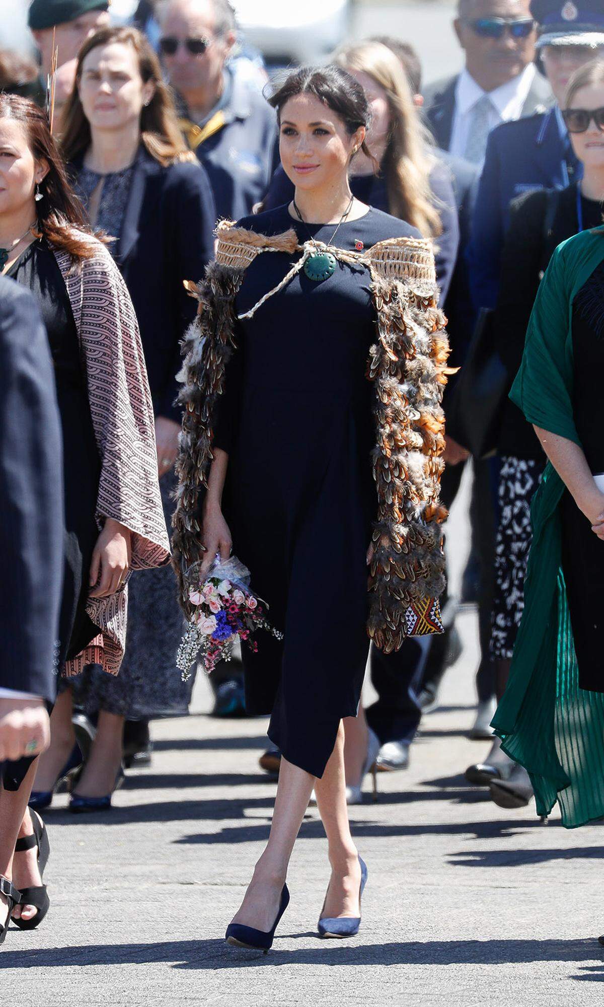 Den letzten Tag ihrer Pazifik-Tour begeht die Herzogin mit vertrauten Designerstücken. Für den ersten Termin in Rotorua wählte Meghan ein dunkelblaues Kleid von Stella McCartney. Die auffällige Kette ist ein Geschenk von Patsy Reddy, der Generalgouverneurin von Neuseeland. Der Umhang ist übrigens ein traditioneller Mantel der Maori-Ureinwohner, ein Korowai, den die Herzogin überreicht bekam.