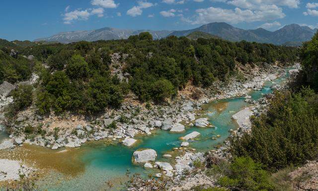 Ist es wirklich so, dass alles, auch noch das letzte Schöne und Ursprüngliche, zerstört werden muss? Die Shushica, Zufluss zur Vjosa, Albanien. Bedroht durch vier Wasserkraftwerke.