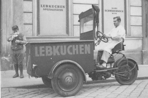 Die Kreuzung zwischen Lieferwagen und Motorrad hieß Lieferdreirad und wurde unter dem Namen Monos in Wien erzeugt.