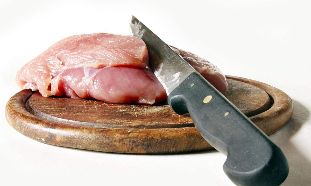 Ohne ausreichend Protein im Körper kann man schnell brüchiges Haar bekommen. Geflügelfleisch enthält besonders viel Eiweiß.