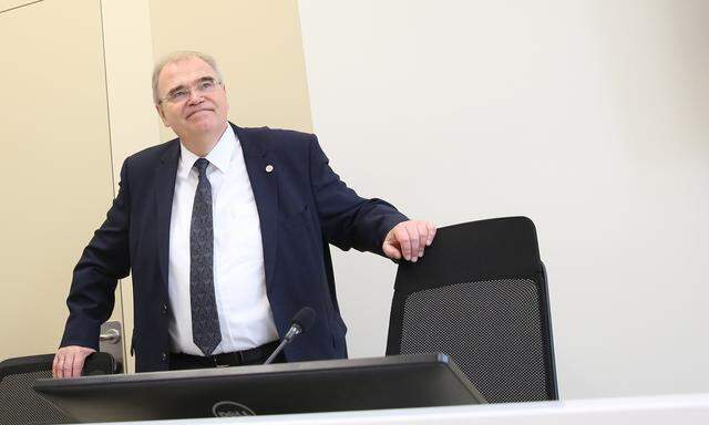 Justizminister Wolfgang Brandstetter bei Besichtigung des neuen Gerichts.
