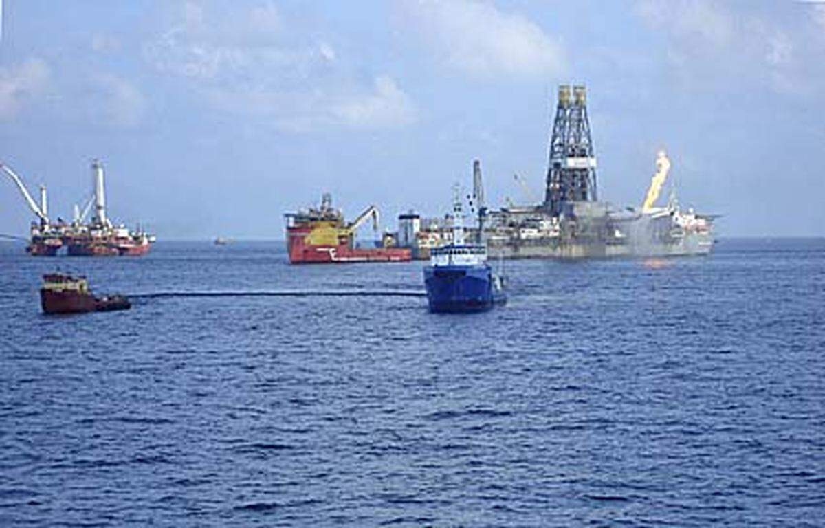 Mittlerweile werden 1500 Tonnen Öl pro Tag auf ein Schiff geleitet. BP zufolge ist das "die Mehrheit" des ausströmenden Öls.