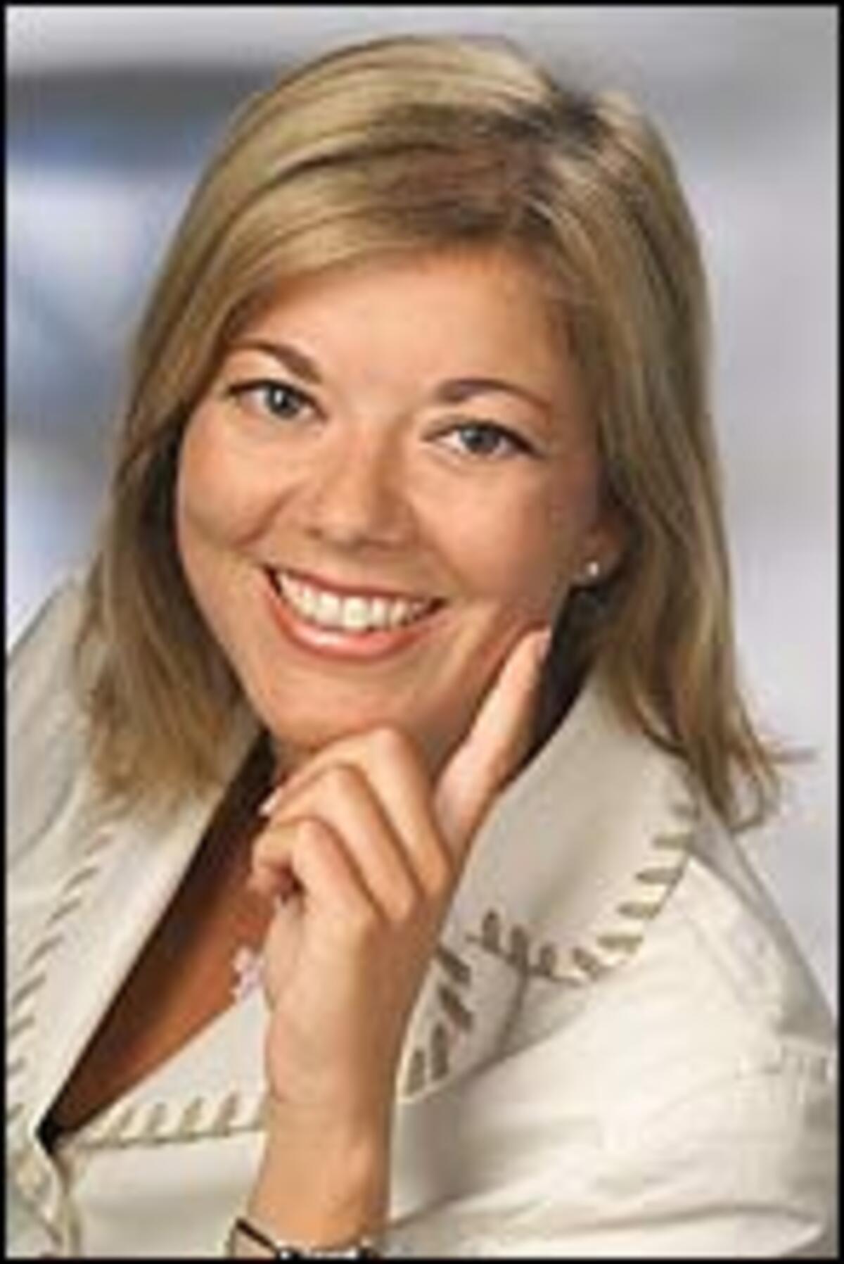 Mag. Carina Müller (36) hat mit 1.12.06 die Marketing Leitung der Constantin Film Unternehmensgruppe (deren wesentliche Aktivität im Betrieb der Cineplexx Kinokette liegt) übernommen. Die gelernte Betriebswirtin begann ihre Karriere 1995 im Unilever Konzern und war seit 2001 Marketing Leiterin bei Bahlsen Österreich.