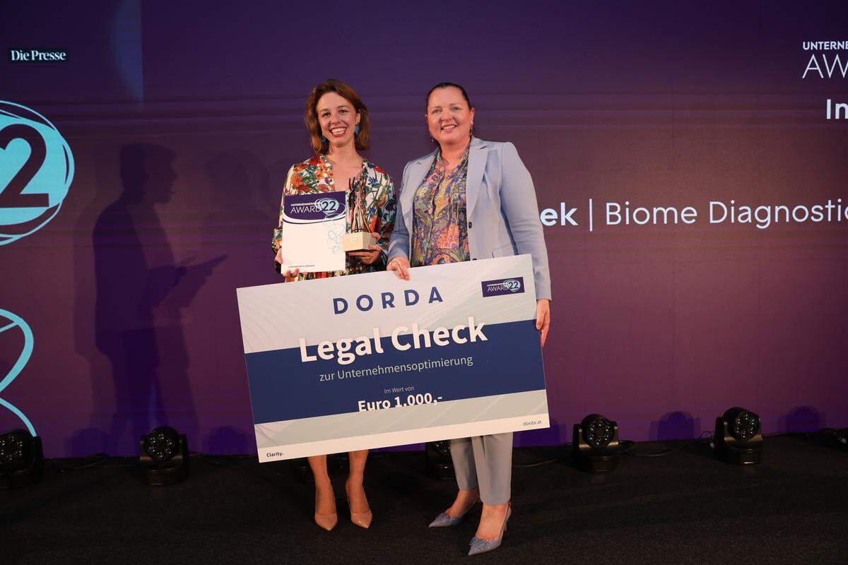 Kategorie Innovation: Barbara Sladek (Biome Diagnostics GmbH) bekommt von Francine Brogyányi (Managing Partner, DORDA) den Unternehmerinnen Award.