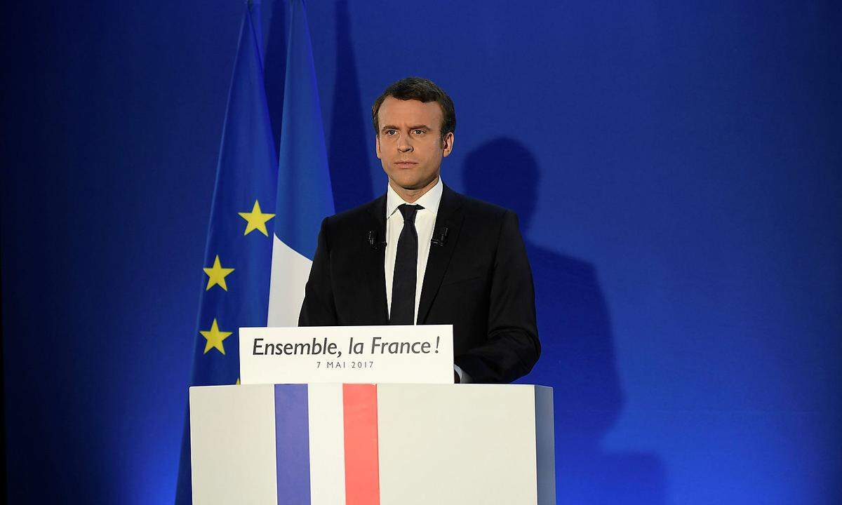 In seiner ersten offiziellen Ansprache als Präsident sagte Macron mit ernster Miene, er wolle die tiefe Spaltung des Landes überwinden. "Ich kenne die Wut, die Angst und die Zweifel" der Franzosen, sagte der 39-Jährige am Sonntagabend in Paris. Sein Ziel sei es, "die Einheit der Nation zu sichern" und die Bürger wieder mit Europa auszusöhnen.