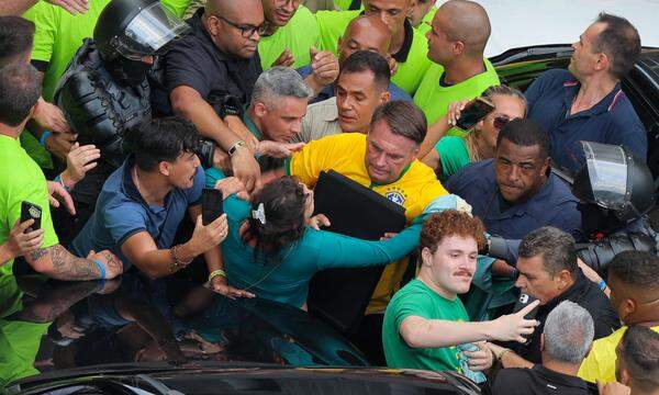Bolsonaro wird in São Paulo von Anhängern umringt.