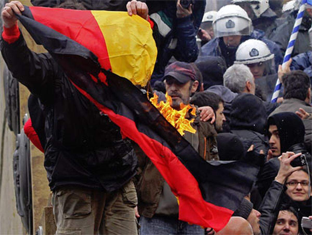 Bei Protesten gegen das Sparpaket verbrannte eine Gruppe nationalistischer Demonstranten eine deutsche Flagge vor dem Parlament in Athen.Mehr dazu: "Sieg oder Tod": Griechen verbrennen deutsche Flagge