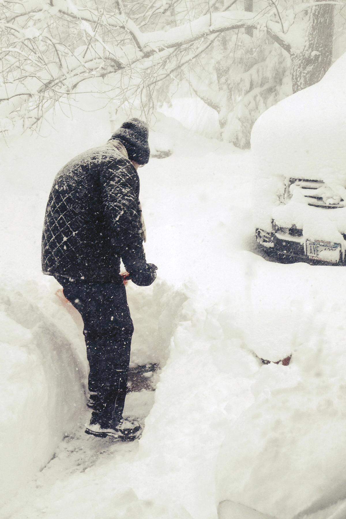 "Wenn Sie in einer vom Sturm betroffenen Gegend sind, halten Sie sich von der Straße fern. Mehr Schnee ist unterwegs", twitterte New Yorks Gouverneur Andrew Cuomo.