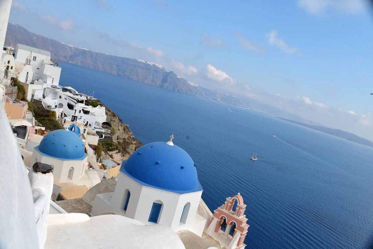 Weiß-blaue Häuser und ein wunderschöner Blick aufs Meer. Die Insel gehört zu den schönsten Griechenlands und hat wenig verwunderlich einen Platz in den Top 10 gefunden.