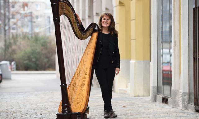 Monika Stadler erfindet die Verwendung einer Harfe neu.