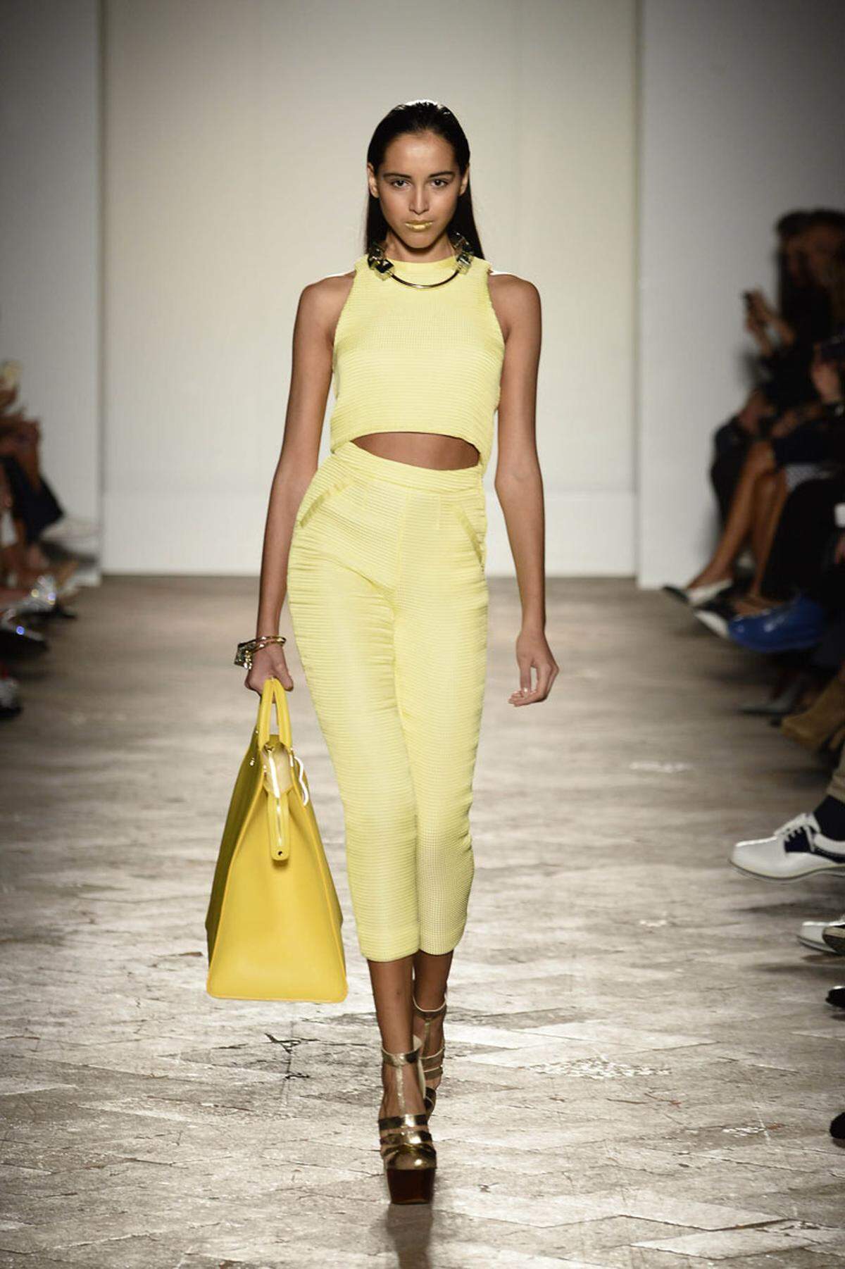 Gelb verbreitet österliche Stimmung ist auch in den Kollektionen der Modehäuser nicht wegzudenken. Im Komplett-Look trägt man Gelb etwa bei Aigner.