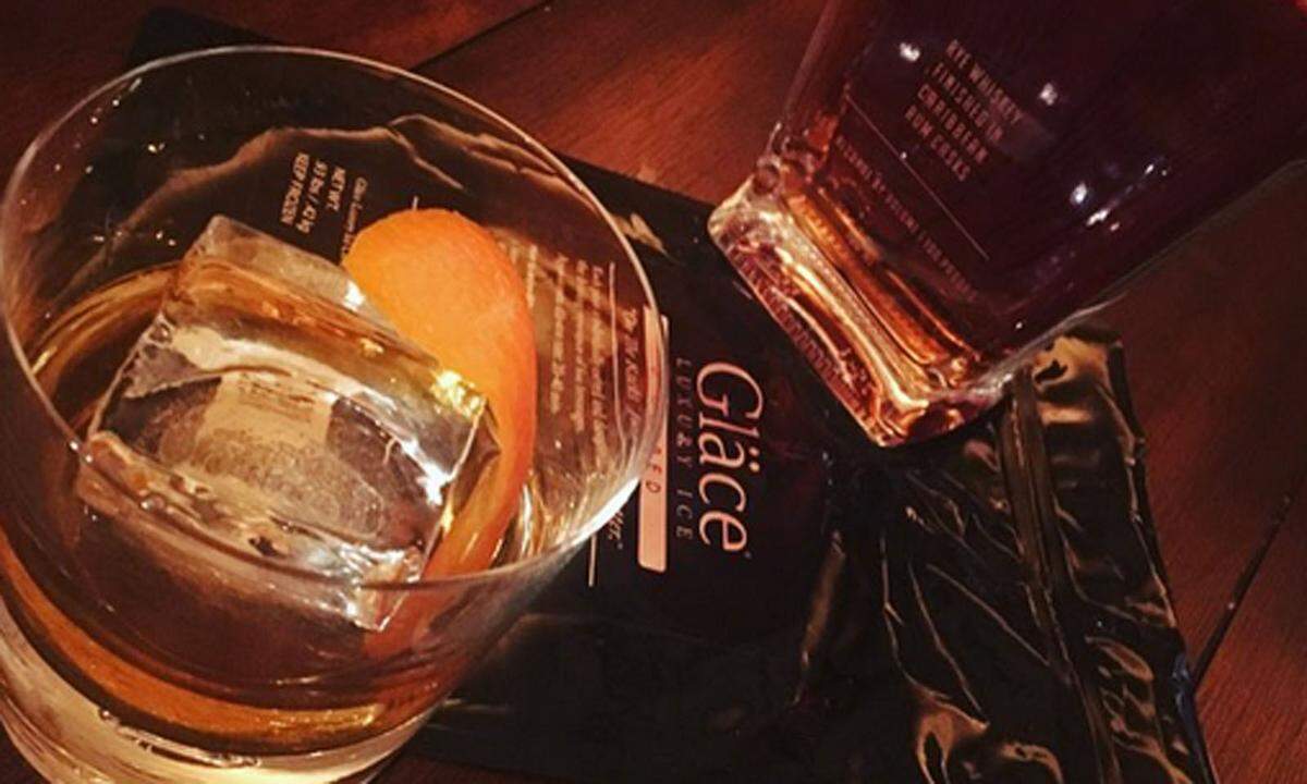 Entscheidend für ein gutes Glas Whiskey ist nicht nur das richtige Glas, sondern auch die perfekte Temperatur. Das hat auch die kalifornische Firma "Gläce Luxury Ice Co" erkannt und für ihre betuchte Kundschaft ganz besondere Eiswürfel entwickelt. Im Gegensatz zu gewöhnlichen Eiswürfeln sind jene von Gläce völlig frei von jeglichem Fremdgeschmack. Bis ein Würfel geschmolzen ist, können bis zu 40 Minuten vergehen. 50 Stück der Luxus-Eiswürfel kosten 280 Euro.