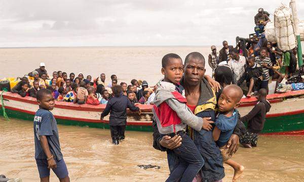 Am 15. März hatte der schwere Tropensturm weite Teile von Mosambik, Malawi und Simbabwe verwüstet und mit heftigen Regenfällen vor allem in Mosambik weite Landstriche unter Wasser gesetzt.