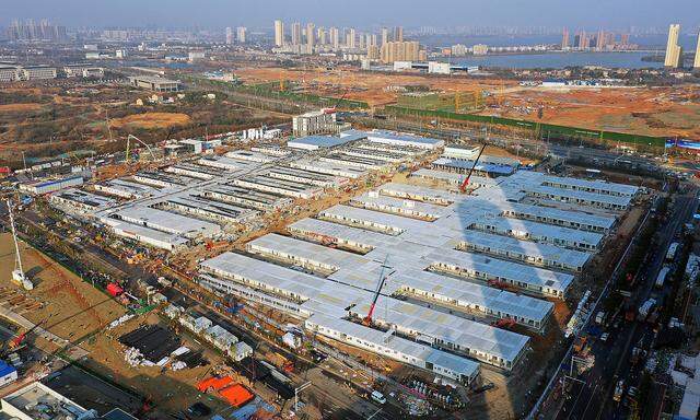 News Bilder des Tages (200205) -- WUHAN, Feb. 5, 2020 -- Aerial photo taken on Feb. 5, 2020 shows the construction site