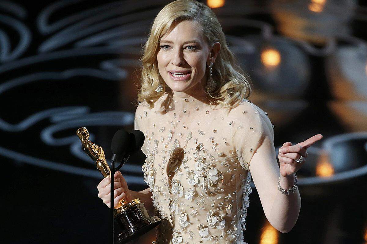 Cate Blanchett wurde ihrer Favoritenrolle gerecht und holte für ihre Darstellung der gefallenen Upper-Class-Diva in Woody Allens "Blue Jasmine" den Oscar für die beste Hauptdarstellerin . Die 44-Jährige wurde nach "Aviator" 2004 zum zweiten Mal ausgezeichnet und ließ Mitfavoritin Amy Adams sowie Meryl Streep, Sandra Bullock und Judi Dench hinter sich.