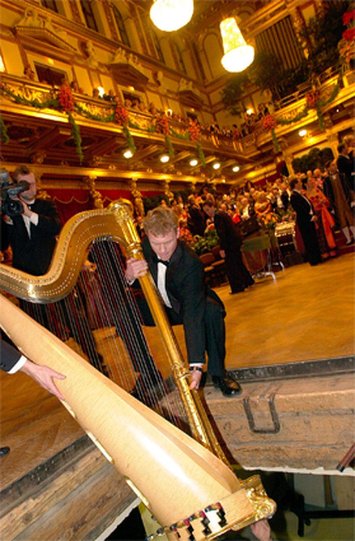 Ort: Wiener MusikvereinEinlass: 21 Uhr, Beginn: 22 Uhr  Musik: Großes Ballorchester Helmut Steubl, Tom Henkes Dance Band, Die Dornrosen, Faltenradio u.a.  Dresscode für Damen: Großes Abendkleid Dresscode für Herren: Frack, Gala-Uniform Karten im Vorverkauf: 130 Euro wienerphilharmoniker.at