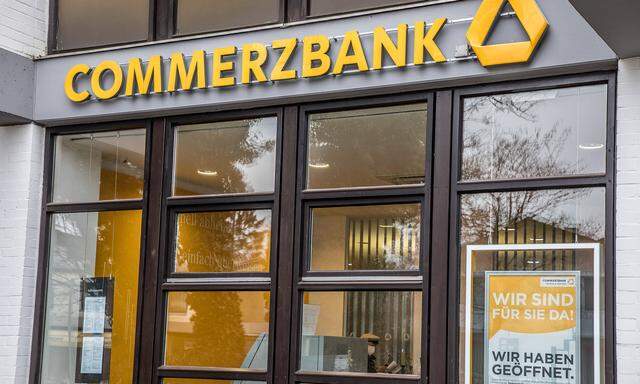 Die deutsche Commerzbank stellt noch mehr Geld für mögliche Rückschläge in der Coronakrise zurück.