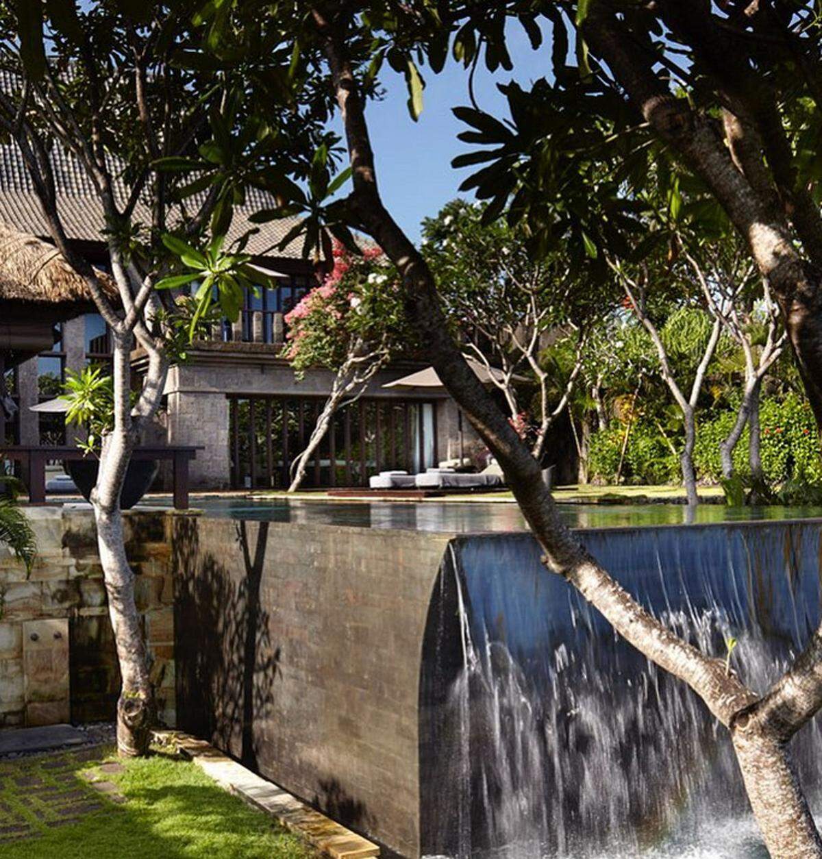 Im Bulgari Hotel auf Bali treffen Italien und Indonesien aufeinander. Denn das in Mailand ansässige Architektur- und Designbüro Antonio Citterio-Patricia Viel hat die Möbel entworfen und mit balinesischen Elementen gemischt.