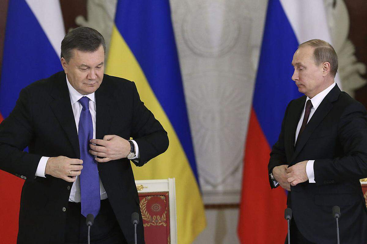 Der Russland-freundliche Präsident Janukowitsch holt sich am 17. Dezember Direktiven in Moskau - und vor allem Geld. Sein russischer Mentor Wladimir Putin verspricht nicht nur einen Milliardenkredit, um die Ukraine vor dem Bankrott zu retten, sondern auch billiges Gas. Janukowitschs Gegner sagen, der Präsident habe damit sein Land verkauf.