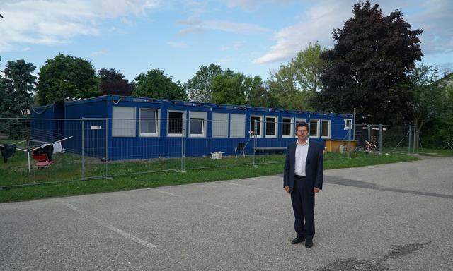 Bürgermeister Peter Eisenschenk vor einem der fünf Flüchtlingsquartiere in Tulln.