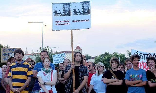 Protest gegen Zeman. Mit seinem selbstherrlichen Agieren sorgt der tschechische Präsident für heftige Kritik.