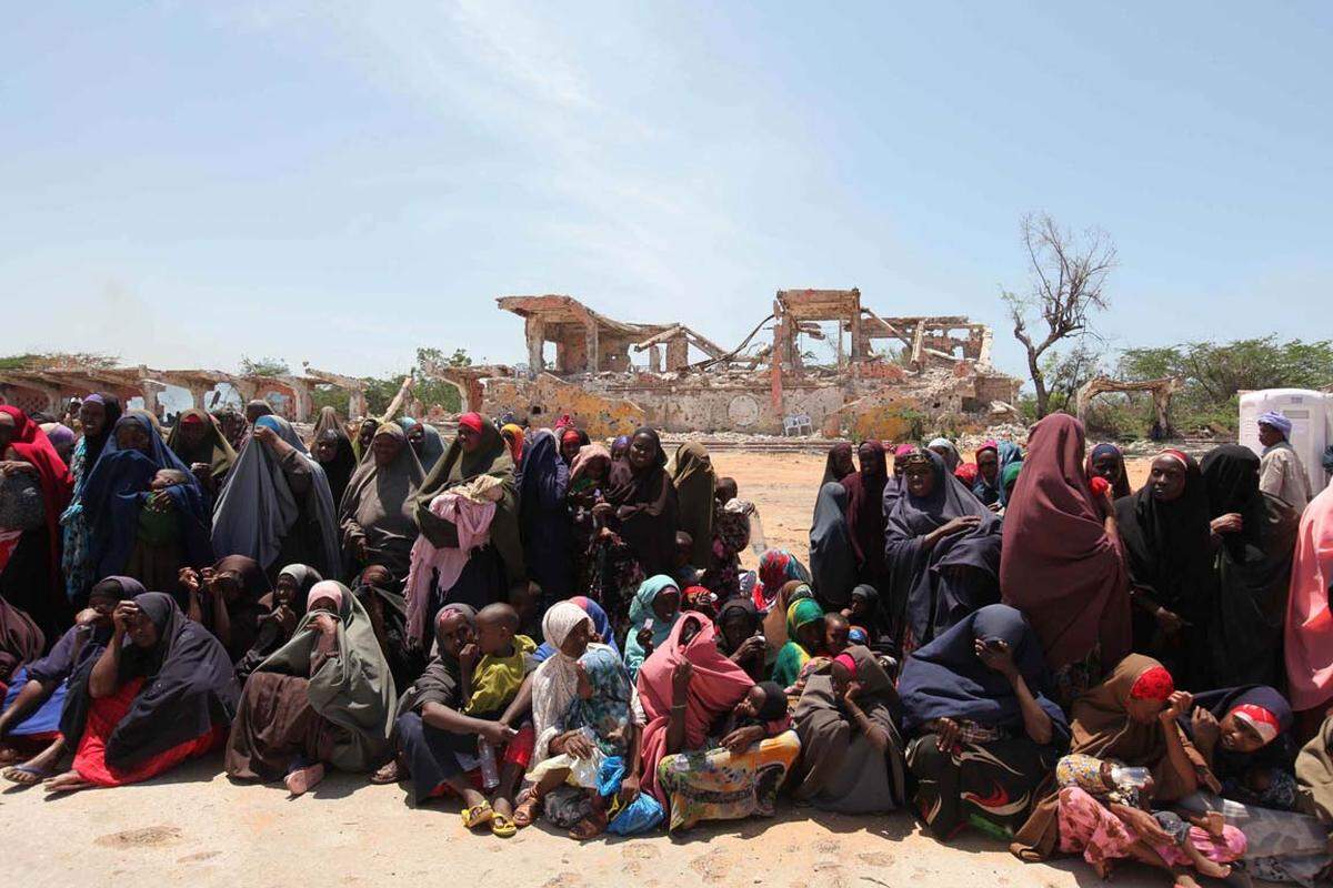 4,8 Millionen Menschen aus Äthiopien, 3,7 Millionen aus Somalia, 2,9 Millionen aus Kenia und 164.000 Menschen aus Dschibuti sind von den verheerenden Auswirkungen der Katastrophe betroffen. Die Situation wird sich in nächster Zeit noch verschlimmern: Dringend benötigte Hilfslieferungen und Unterstützungsgelder sind bisher nicht in allen Regionen angekommen.