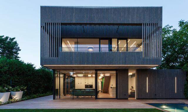Nachhaltigkeit kommt im Luxussegment häufig durch den großzügigen Einsatz von Holz zum Ausdruck. Im Bild: Haus D von Caramel Architekten.