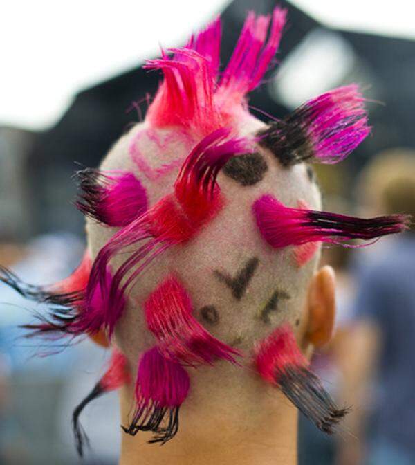 1989 in Berlin unter dem Motto "Friede, Freude, Eierkuchen" gegründet, fand das fröhliche Techno-Event seit 2007 im Ruhrgebiet statt. Im vergangenen Jahr fiel die Loveparade aus: Die Stadt Bochum hatte die Ausrichtung unter anderem aus Sicherheitsgründen abgesagt.