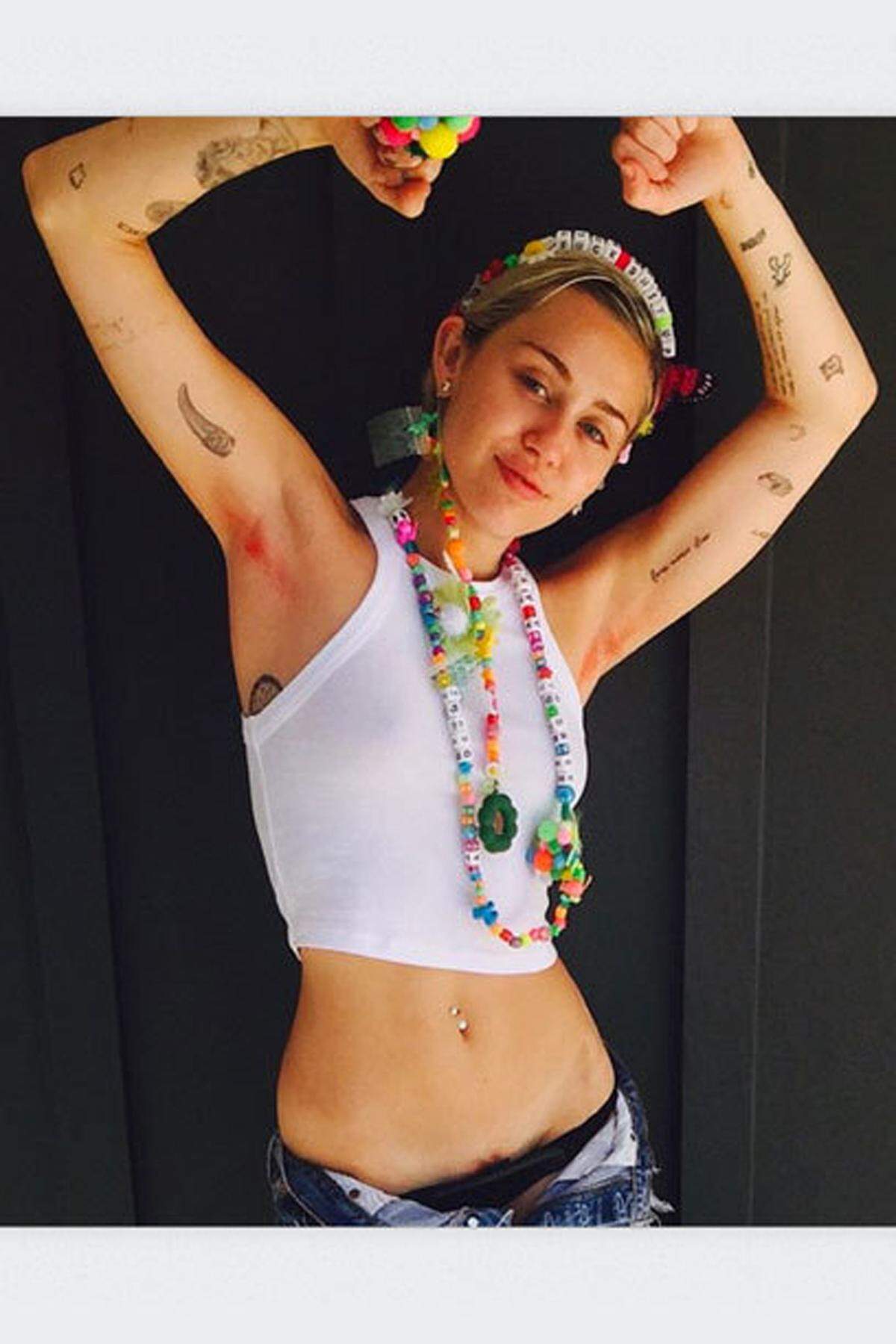 Unter dem Hashtag #FreeYourPit, also "Befreie deine Achsel", machten Promidamen eine Zeit lang auf Instagram mobil. Dazu gehörte auch Miley Cyrus.