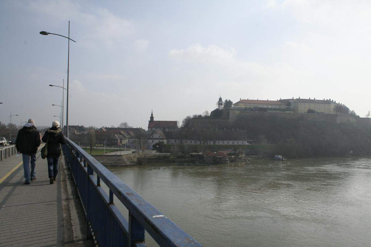 Auf Flusskilometer 1255 liegt die Varadin-Brücke. Sie führt vom Zentrum auf das andere Donauufer, wo die Festung Petrovardin liegt.