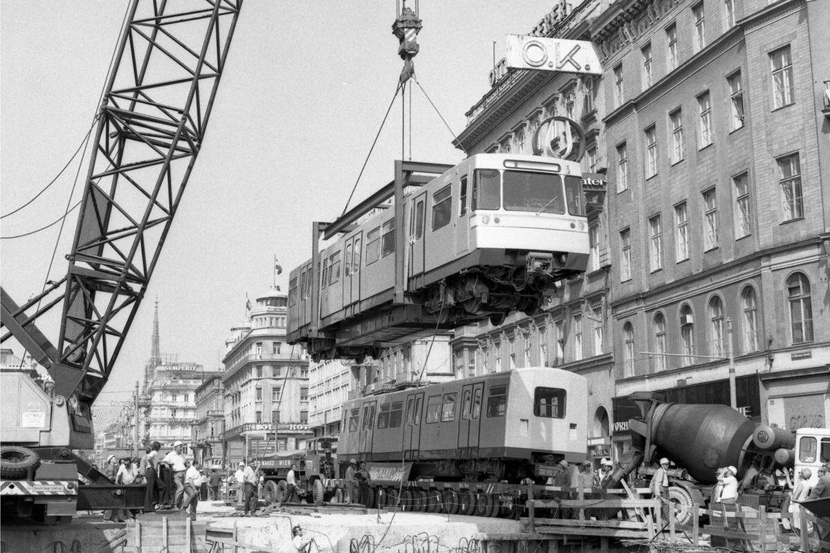 1973 wurde der erste "Silberpfeil" auf die Schienen in den Bauschacht am Karlsplatz gehoben.