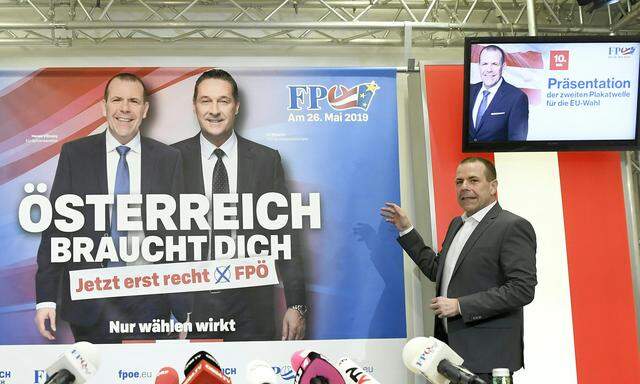 EU-Mandatar Harald Vilimsky deutet auf ein Wahlplakat mit H.-C. Strache, seinem Exchef bei der FPÖ.