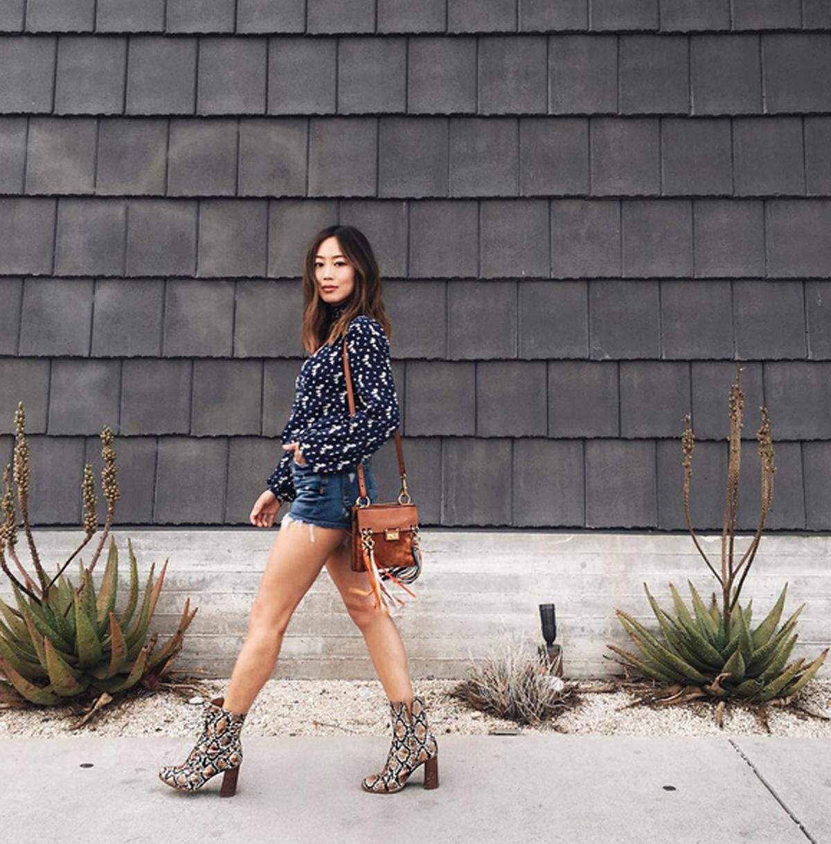Die 29-jährige Interiordesignerin zeigt auf Instagram ihren L.A.-Style und ist damit sehr erfolgreich. Sie hat 3,4 Millionen Instagram-Follwer, eine starke Präsenz auf Pinterest und Youtube sowie eine kleine Mode-und Schmuck-Kollektion.