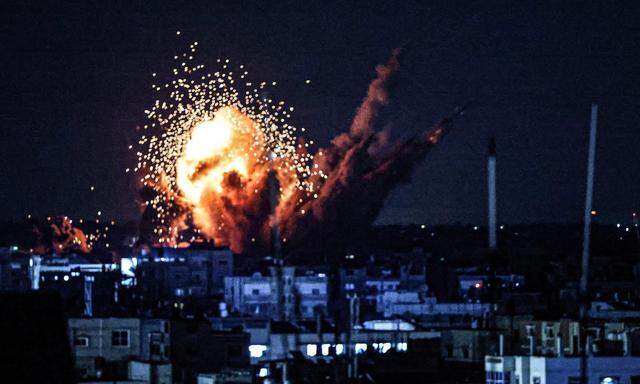 Über Rafah im südlichen Gazastreifen steigt ein Feuerball auf. Israel startete einen vernichtenden Luftangriff gegen Hamas-Kämpfer in Gaza, nachdem diese einen brutalen Angriff auf Israel verübt hatten.