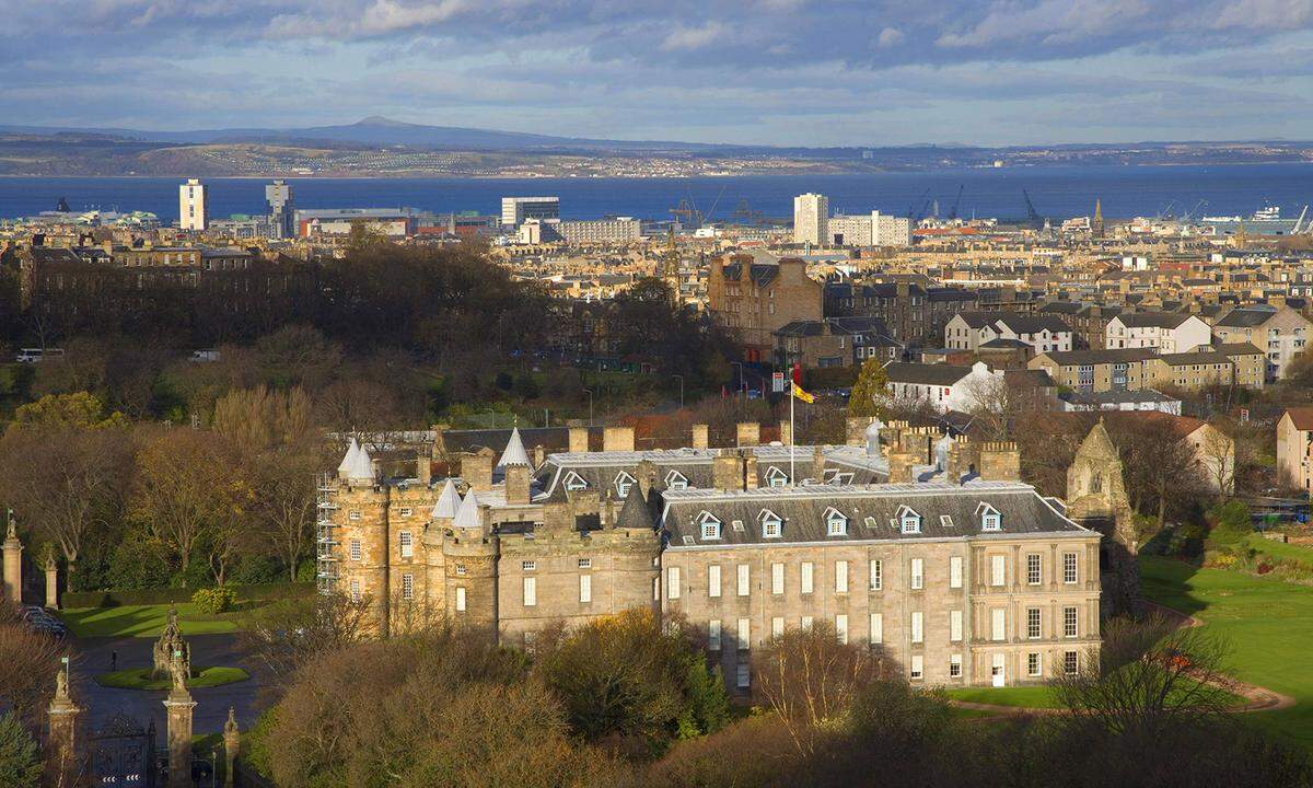 Das ausgeglichene Stadtleben der schottischen Metropole zeigt sich laut Studie im Personennahverkehr, den vielen Grünflächen und der hohen Standards im Zusammenleben. Dazu zählen auch in Edinburgh die psychische Gesundheit und die Gleichstellung von Männern und Frauen.