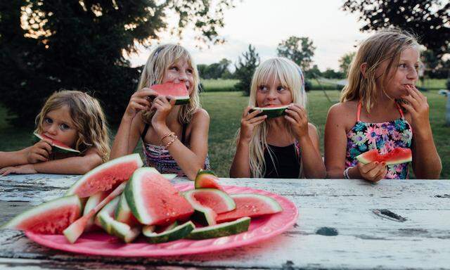 Die Wassermelone besteht zu mehr als 90 Prozent aus Wasser, schafft es aber trotzdem, leicht süß zu schmecken. Früher war die Frucht recht bitter. 