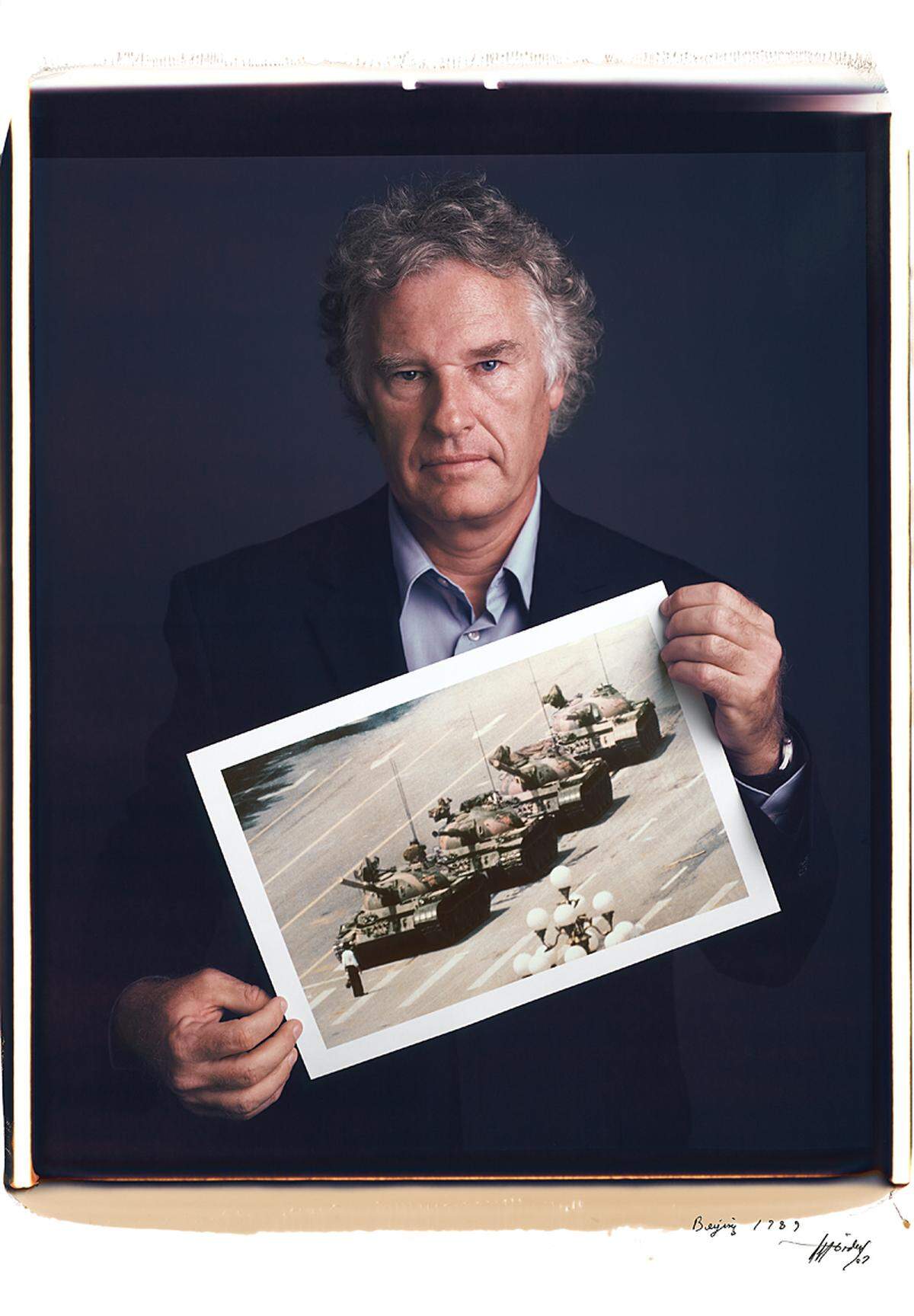 Jeff Widener: "Beijing 1989". Unter dem Titel "Tank Man" wurde das Foto weltbekannt. Der Mann, der sich während des Massakers am Platz des himmlischen Friedens am Tian'anmen-Platz in Peking vor einen Konvoi von Panzern stellte, ist bis heute nicht identifiziert. Widener war damals für die Associated Press in China, er machte das Foto aus dem sechsten Stock des Beijing Hotels.