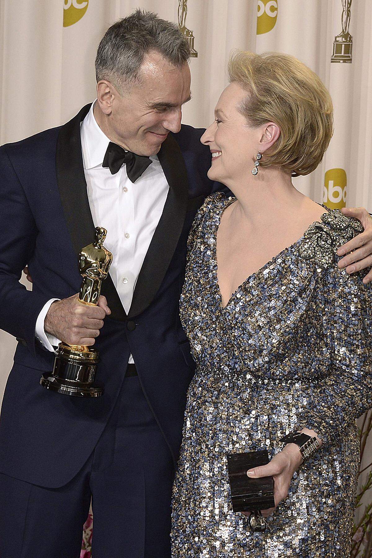 Meryl Streep, die den Preis für den Besten Hauptdarsteller übergab, versuchte nicht einmal, Spannung aufzubauen: "Der Oscar geht an Daniel Day-Lewis.“ Er ist der erste Schauspieler, der drei Oscars in der Hauptdarsteller-Kategorie bekam. Er zeigte sich humorvoll: "Vor drei Jahren habe ich das Angebot bekommen, Margaret Thatcher zu spielen. Und Meryl Streep war Spielbergs erste Wahl für Lincoln“, so der britisch-irische Schauspieler. "Ich musste Spielberg nur überzeugen, aus "Lincoln“ kein Musical zu machen.“