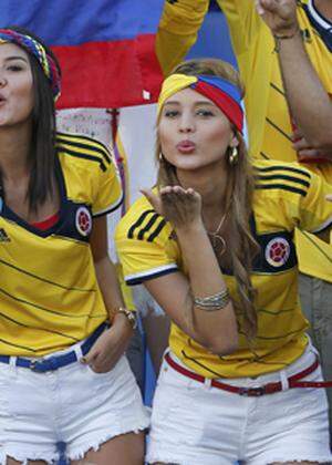 Colombia fans blow kisses before the 2014 World Cup Group C soccer match between Japan and Colombia at the Pantanal arena