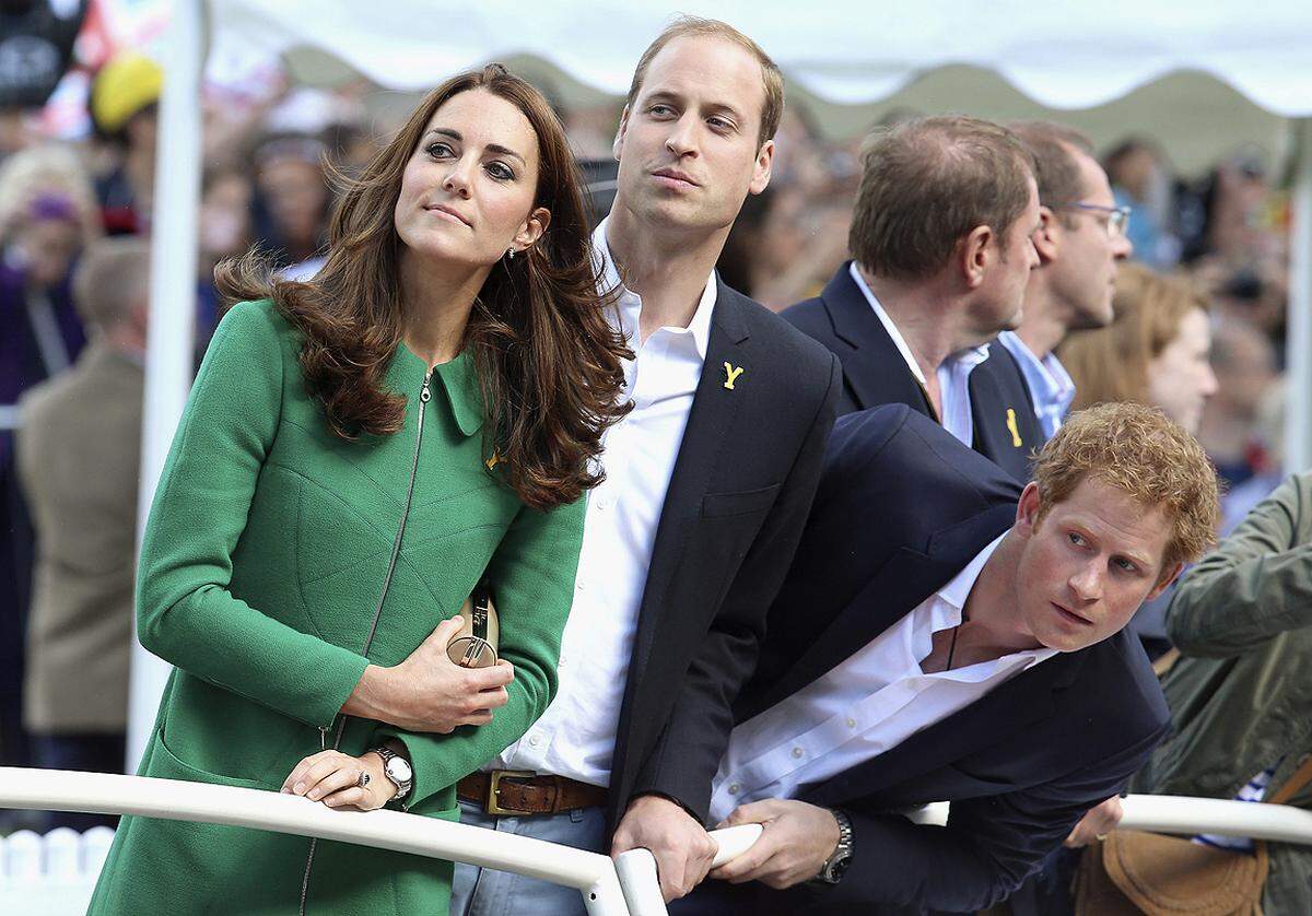 Royaler F&auml;cher: Herzogin Catherine, Prinz William und Prinz Harry in der Zielgeraden der Tour de France. 5. Juli 2014