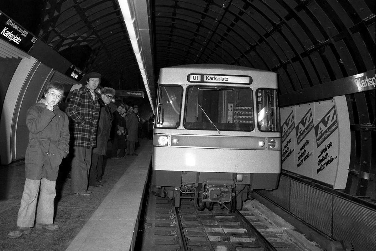 Fünf Jahre später war es dann soweit: Am 25. Februar 1978 nahm die U1 ihren Fahrbetrieb zwischen Reumannplatz und Karlsplatz auf. Auch wenn die U1 in mehreren Schritten in Richtung Norden stetig erweitert wurde (zuletzt 2006 nach Leopoldau), so ist im Süden immer noch am Reumannplatz Endstation.