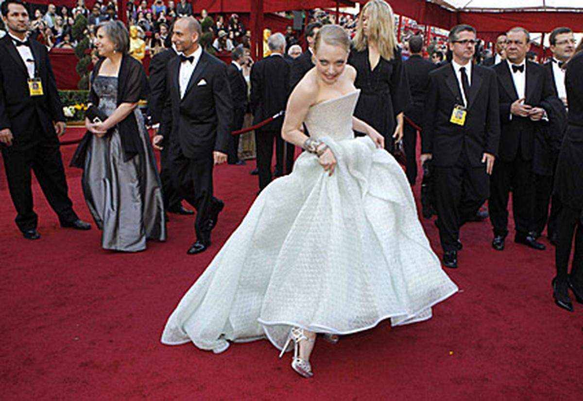 Amanda Seyfried, die mit der Oscar-nominierten Meryl Streep in der Verfilmung des Abba-Musicals "Mamma Mia!" zu sehen war, kam in einem prachtvollen weißen Kleid.