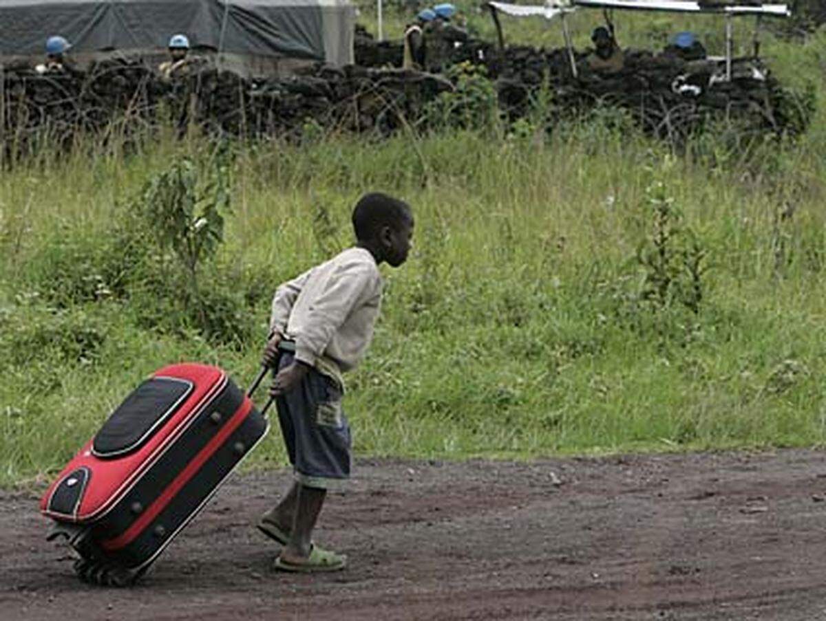 Menschenrechtsgruppen und Hilfsorganisationen berichten über Verbrechen aller Parteien an der Zivilbevölkerung. Nach UNO-Schätzungen sind im Ostkongo seit Ende August rund 200.000 Menschen geflohen. Seit 2007 wurden insgesamt zwei Millionen Menschen vertrieben.